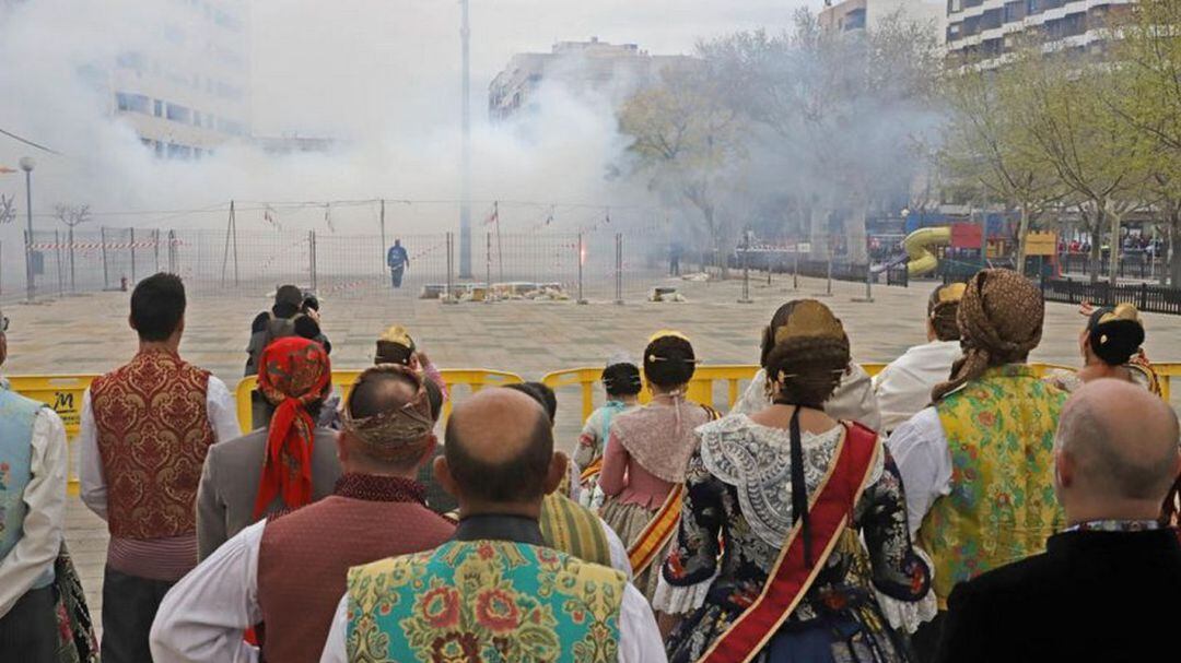 Mascletà en la fiesta fallera de Oliva 