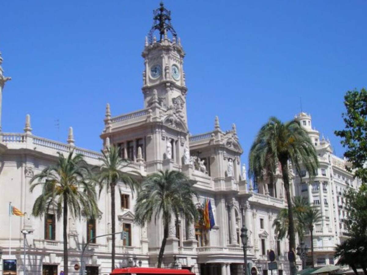 Críticas a la instalación de un medidor ambiental en la plaza del Ayuntamiento, que se peatonalizará