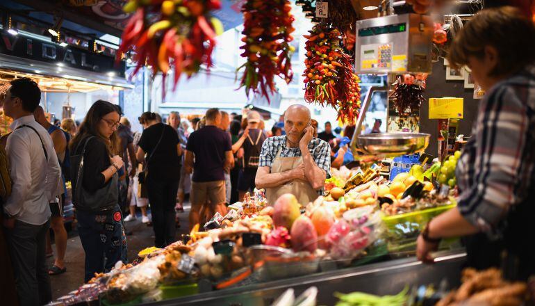 Compras diarias en el mercado en Barcelona. 