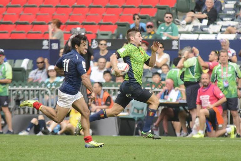 Marcos Poggi avanza con el balón en un partido con España