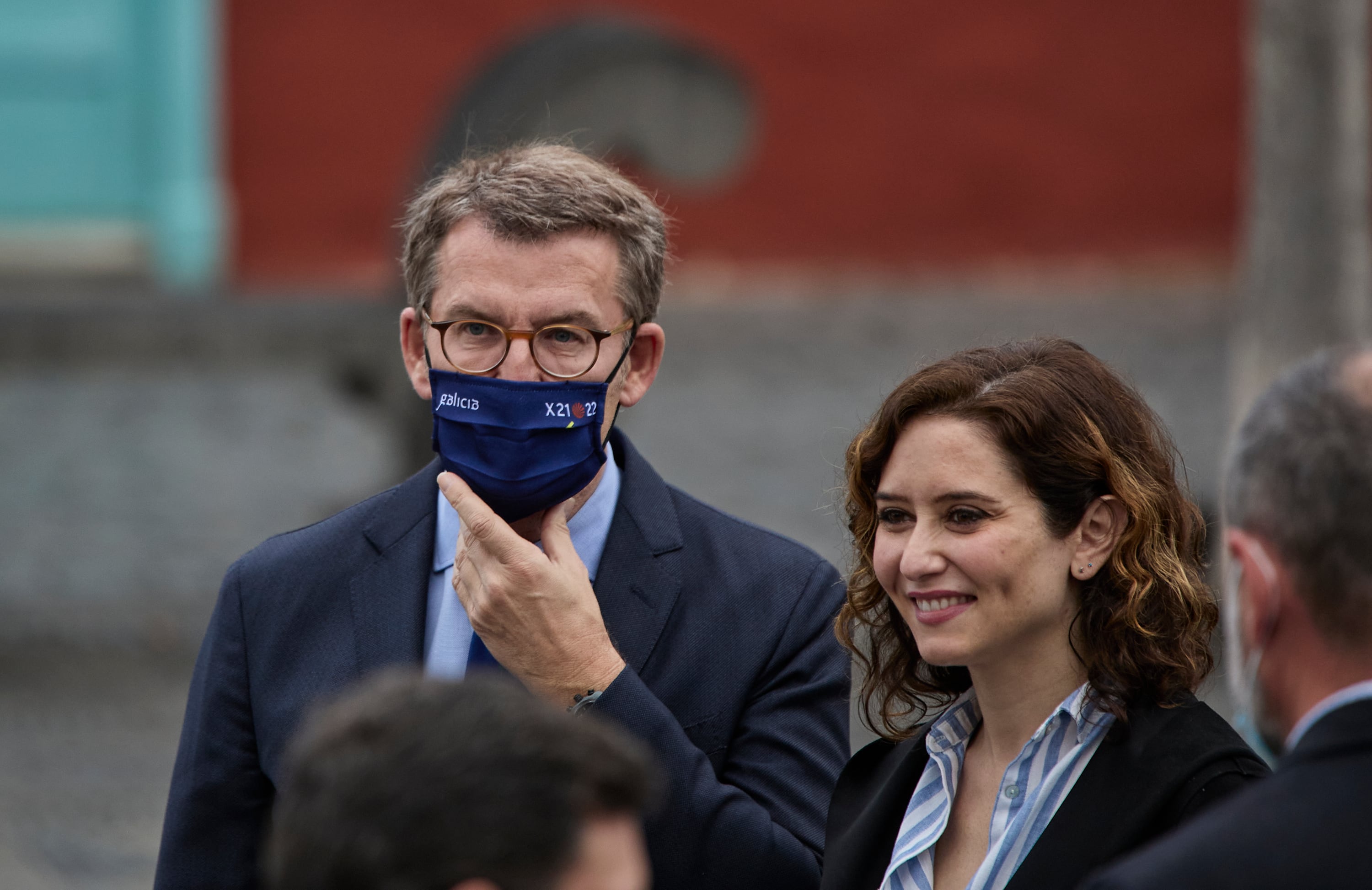 La presidenta de la Comunidad de Madrid, Isabel Díaz Ayuso, y el presidente de la Xunta, Alberto Núñez Feijóo, en la XXVI Conferencia de Presidentes, en La Palma.