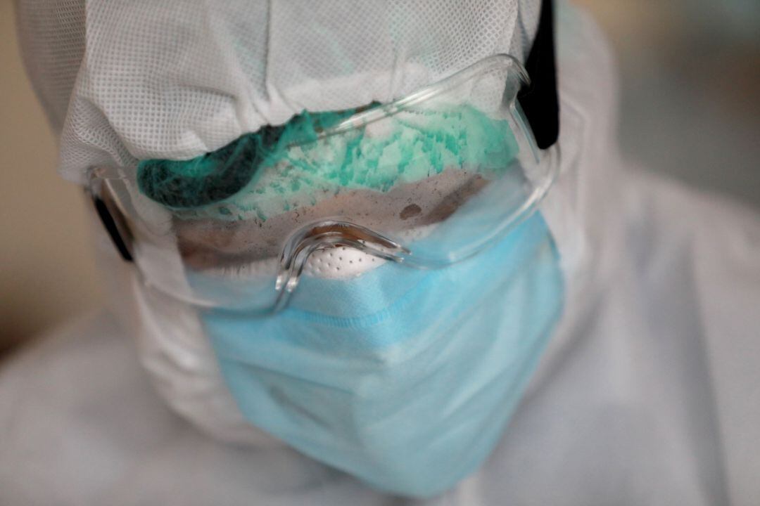 Imagen de un sanitario con el equipamiento de protección individual