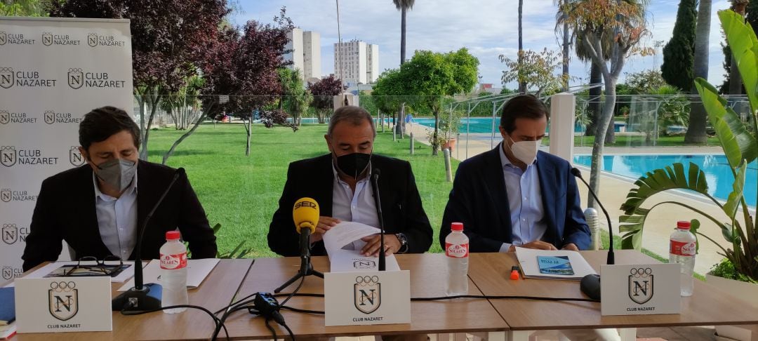 Manuel García Perdigones en el centro junto a Alejandro Villagrán y el arquitecto autor del proyecto, José Manuel Sánchez-Carrero León