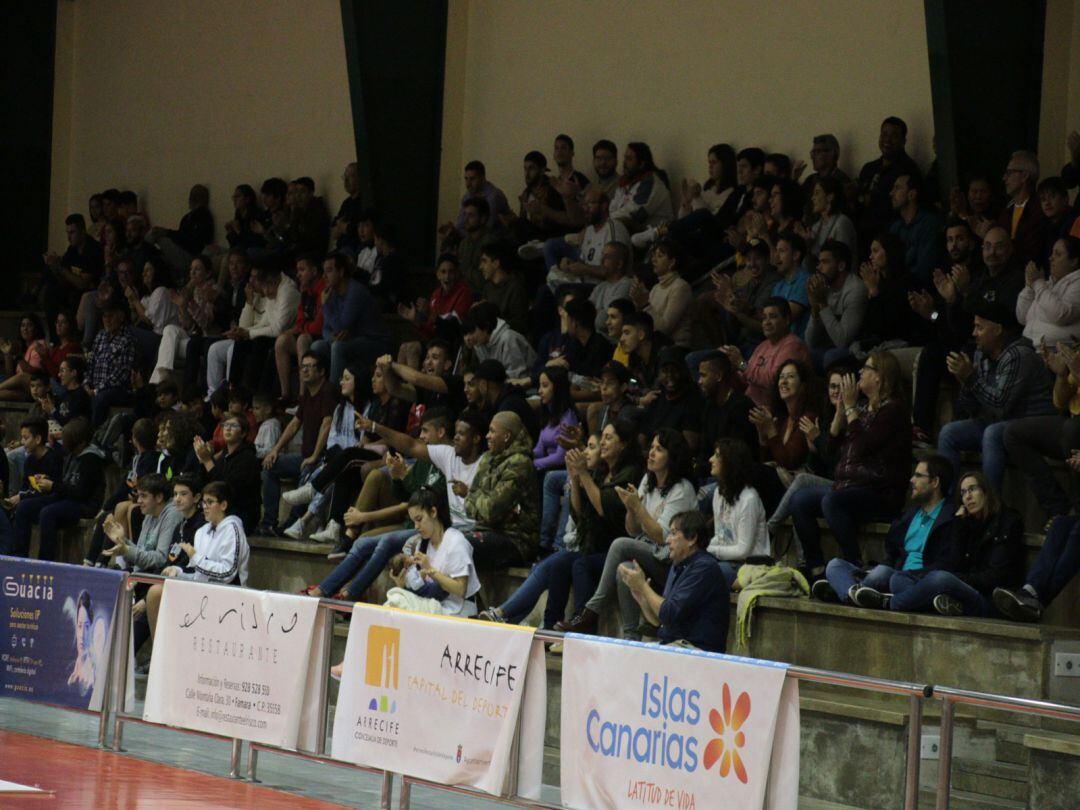 Asistentes a uno de los partidos del CB Lanzarote Conejeros.