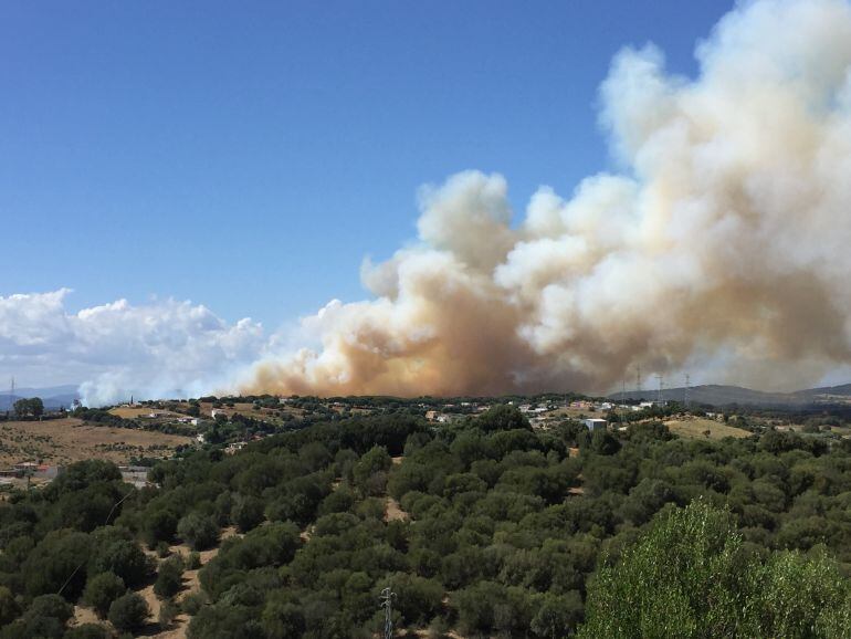 Vista del incendio ocasionado en la finca El Naranjal en San Roque.