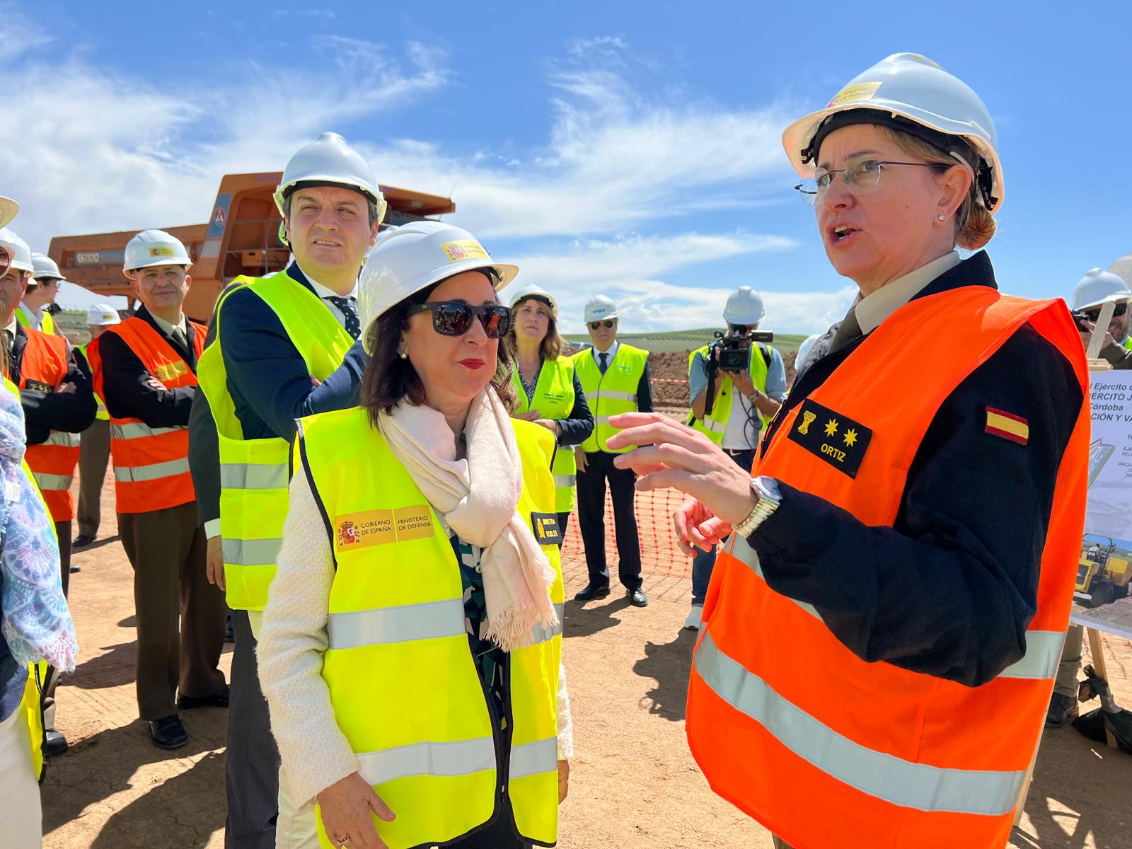 La ministra de Defensa, Margarita Robles, con el resto de autoridades durante la visita a las obras de la Base Logística del Ejército en Córdoba