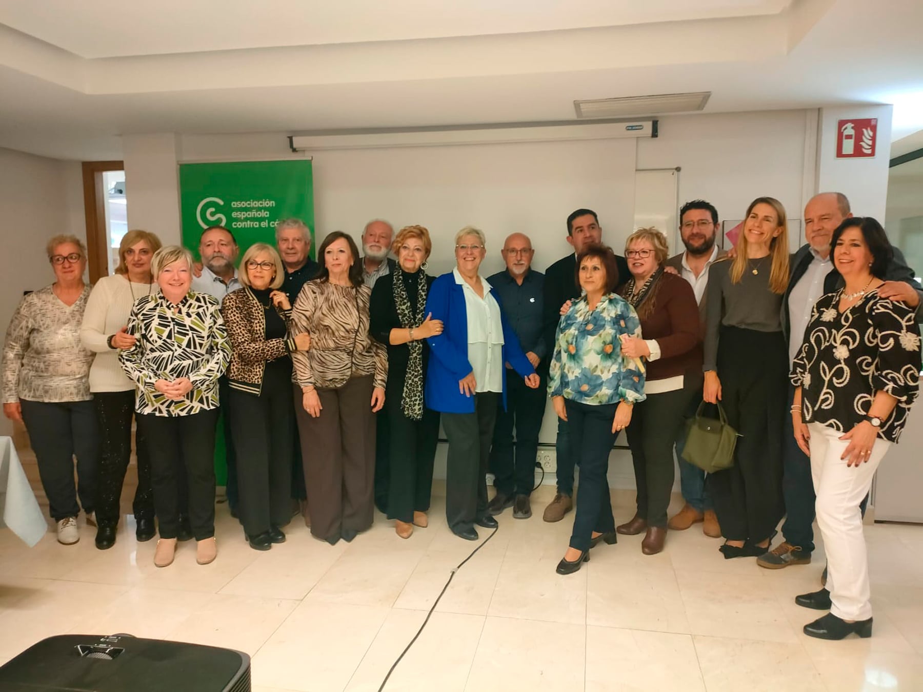 Foto de familia de los asistentes a la inauguración de la nueva sede de la AECC en Alcoy