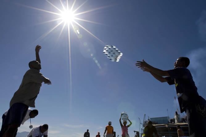 Reparto de agua donada por el Programa Mundial de Alimentos en Gonaives, Haití