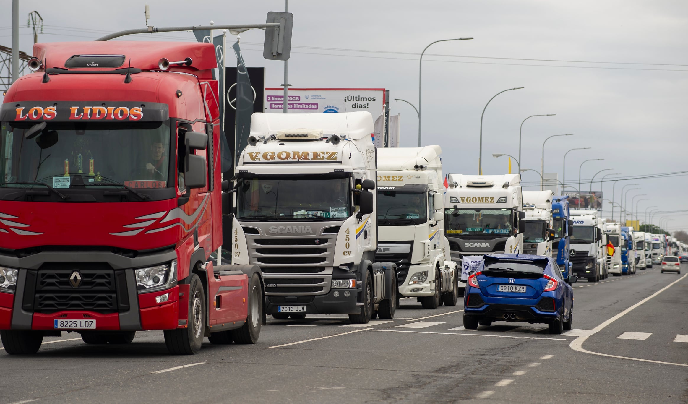 400 camiones toman calles Ciudad Real y reivindican soluciones para el sector. Los transportistas convocados por la Plataforma para la Defensa del Sector de Transporte de Mercancías hna sacado este viernes a las calles de Ciudad Real sus camiones y furgonetas para manifestarse y reivindicar soluciones a la grave situación que padece el sector