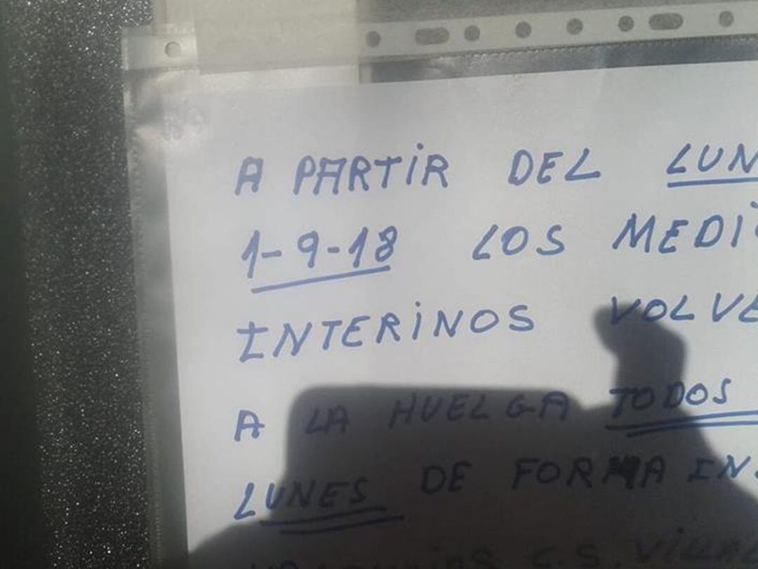 Cartel que anuncia la jornada de huelga de los médicos interinos funcionarios