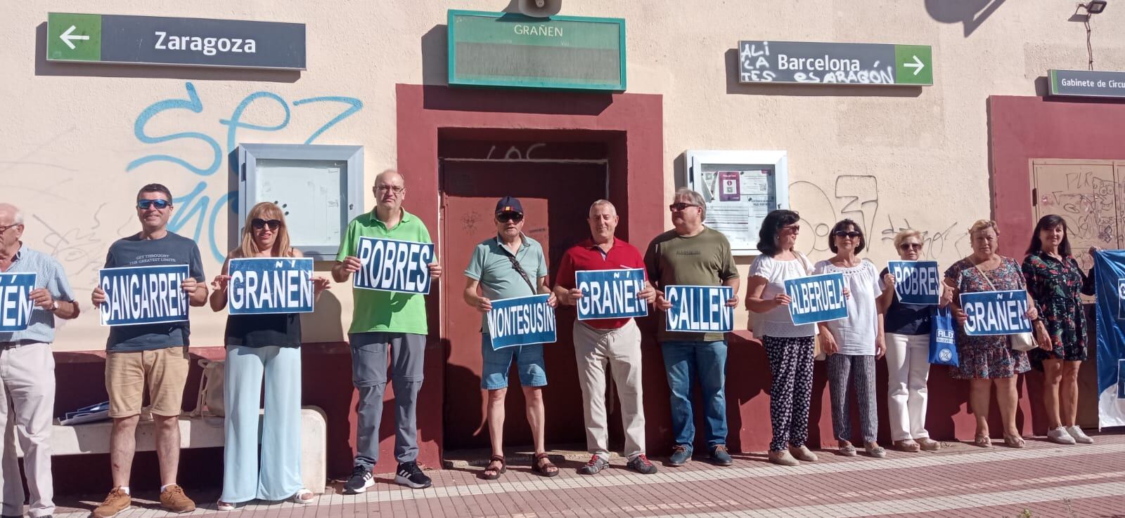 Concentración de la Plataforma "Monegros no pierdas tu tren", en la estación de Grañén