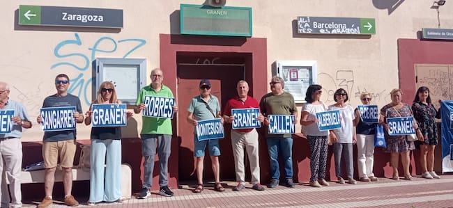 Concentración de la Plataforma "Monegros no pierdas tu tren", en la estación de Grañén
