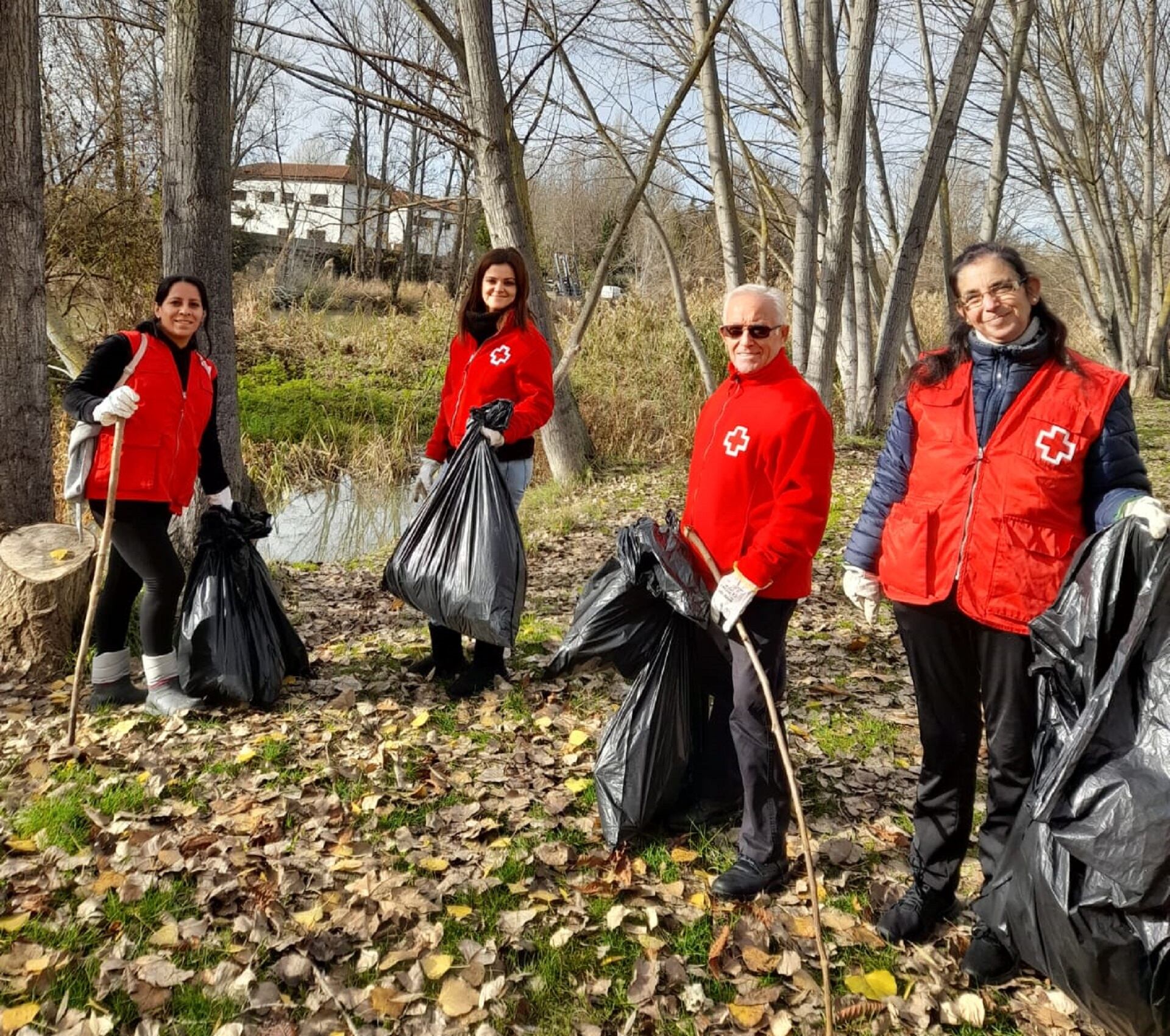 Voluntarios medioambientales de Cruz Roja Palencia