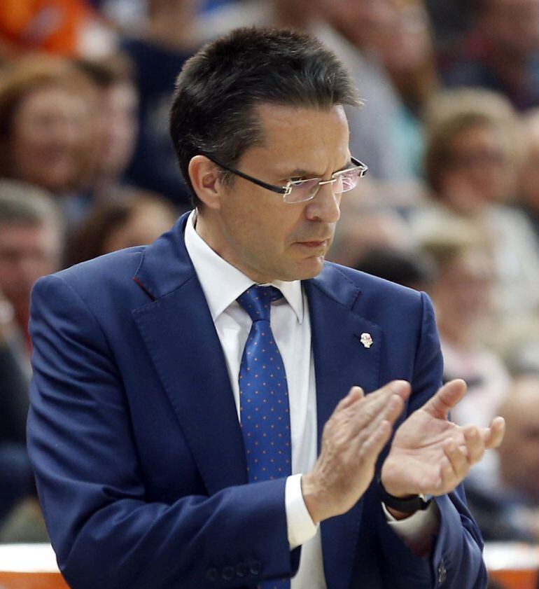 El entrenador del Valencia Basket, Pedro Martínez, durante el partido de la séptima jornada de la Liga Endesa que disputan contra el RETAbet.es Gipuzkoa Basket Club en el pabellón Fuente San Luis. EFE-Kai Försterling