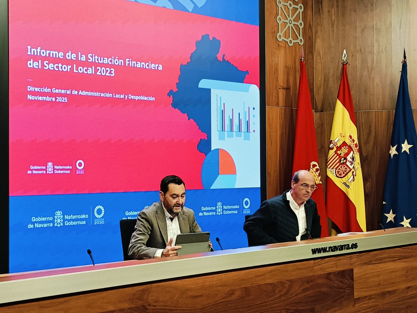 El director general de Administración Local, Jesús Marí Rodríguez, y el director de servicio de Gestión y Cooperación Económica, Javier Cia, en la presentación.