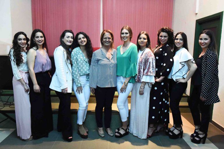 La concejal de Festejos, Juana Cid, junto a la Reina Juvenil y su corte de honor