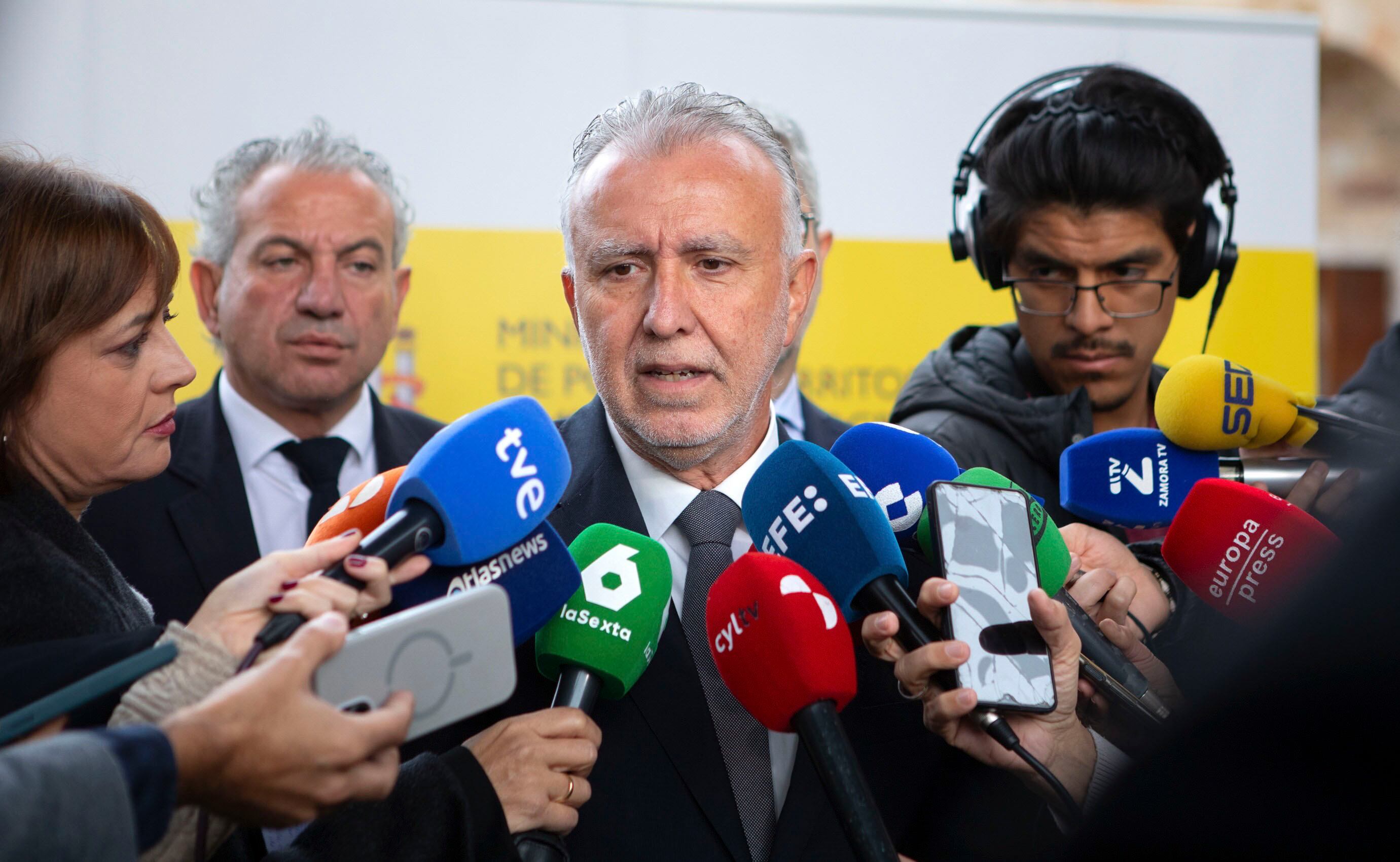 ZAMORA, 05/11/2025.- El ministro de Política Territorial y Memoria Democrática, Ángel Víctor Torres, atiende a los medios de comunicación durante la reunión de la Comisión Interministerial de Coordinación de la Administración Periférica del Estado (CICAPE), este miércoles en Zamora. EFE/Mariam A. Montesinos
