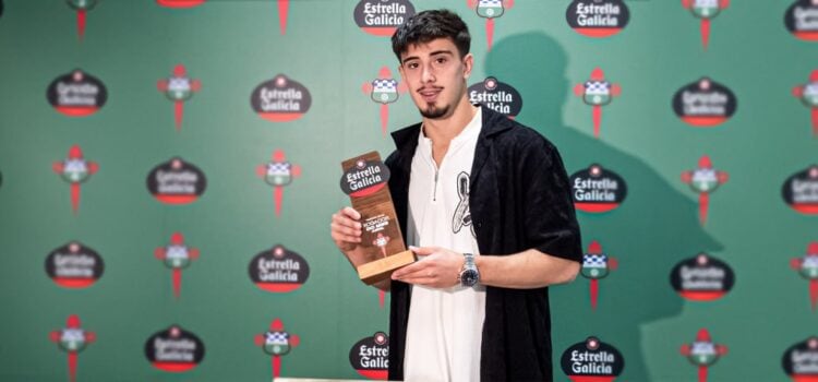 Nico Serrano, al recoger el trofeo al mejor jugador de abril (foto: Racing Club Ferrol)