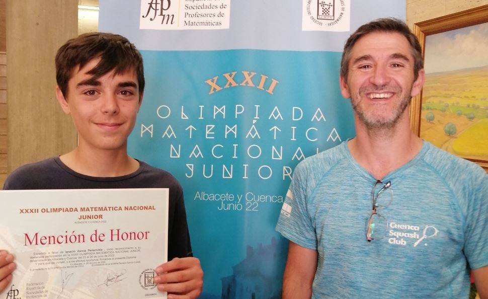 Ignacio García Peñarrubia junto a Ángel González, profesor y también parte de la organización de la Olimpiada Provincial y Nacional este año.