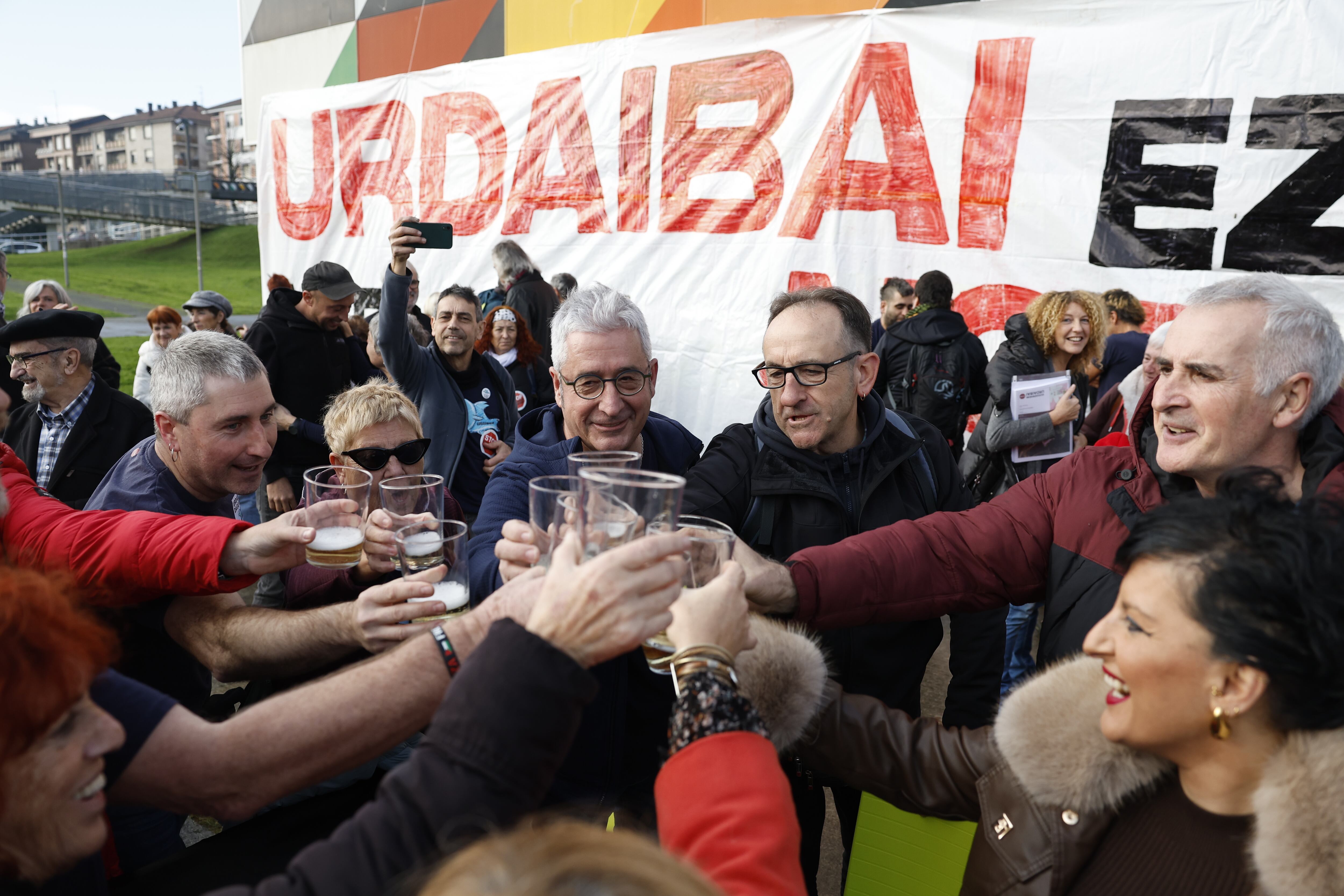GERNIKA (BIZKAIA), 17/12/2025.- La Plataforma Guggenheim Urdaibai Stop ha ofrecido este miércoles una rueda de prensa para analizar la decisión del Patronato del Museo sobre su ampliación en la reserva de la biosfera. EFE/ Miguel Toña