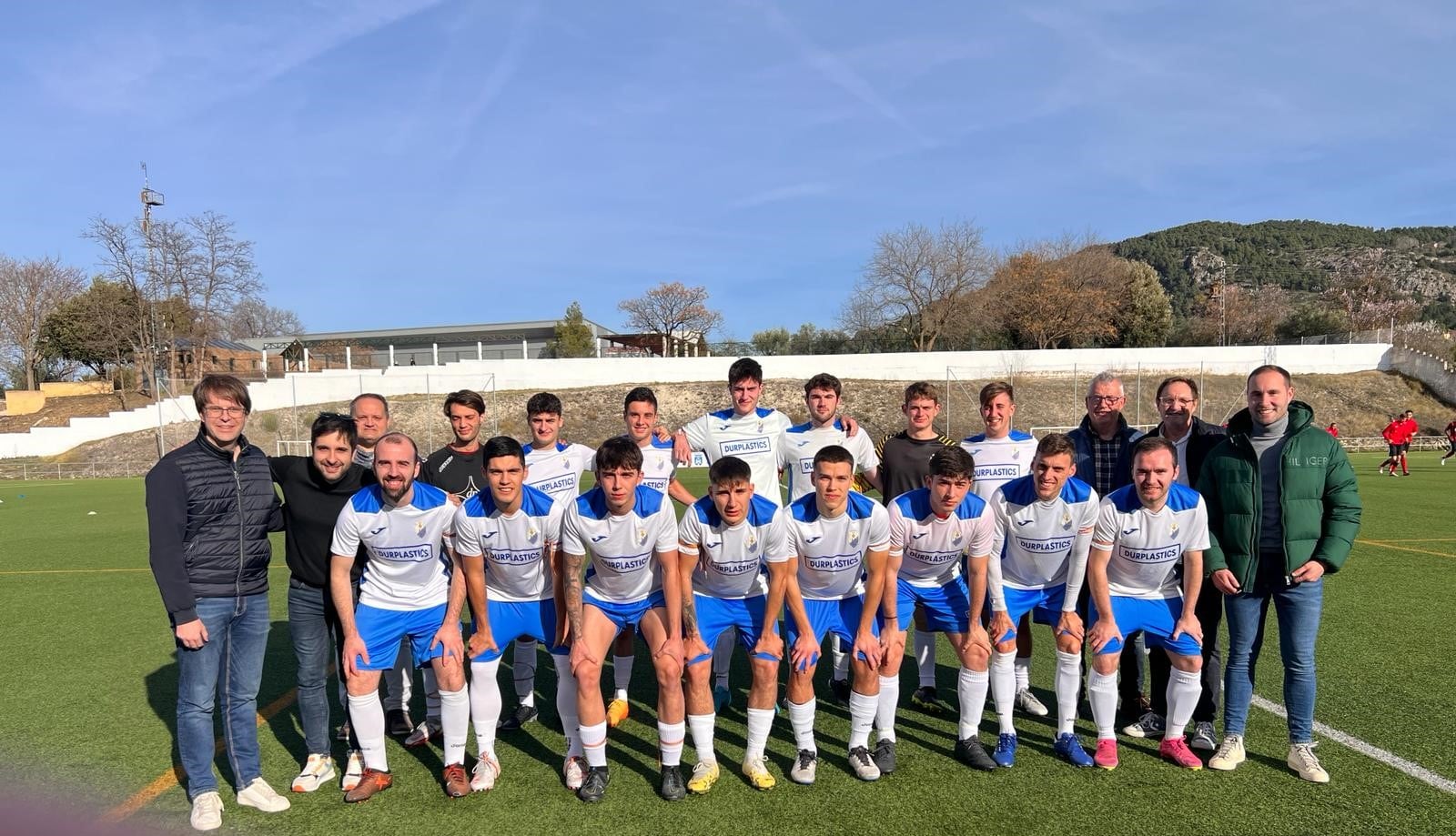 Jugadors del CE Bocairent amb membres del govern municipal