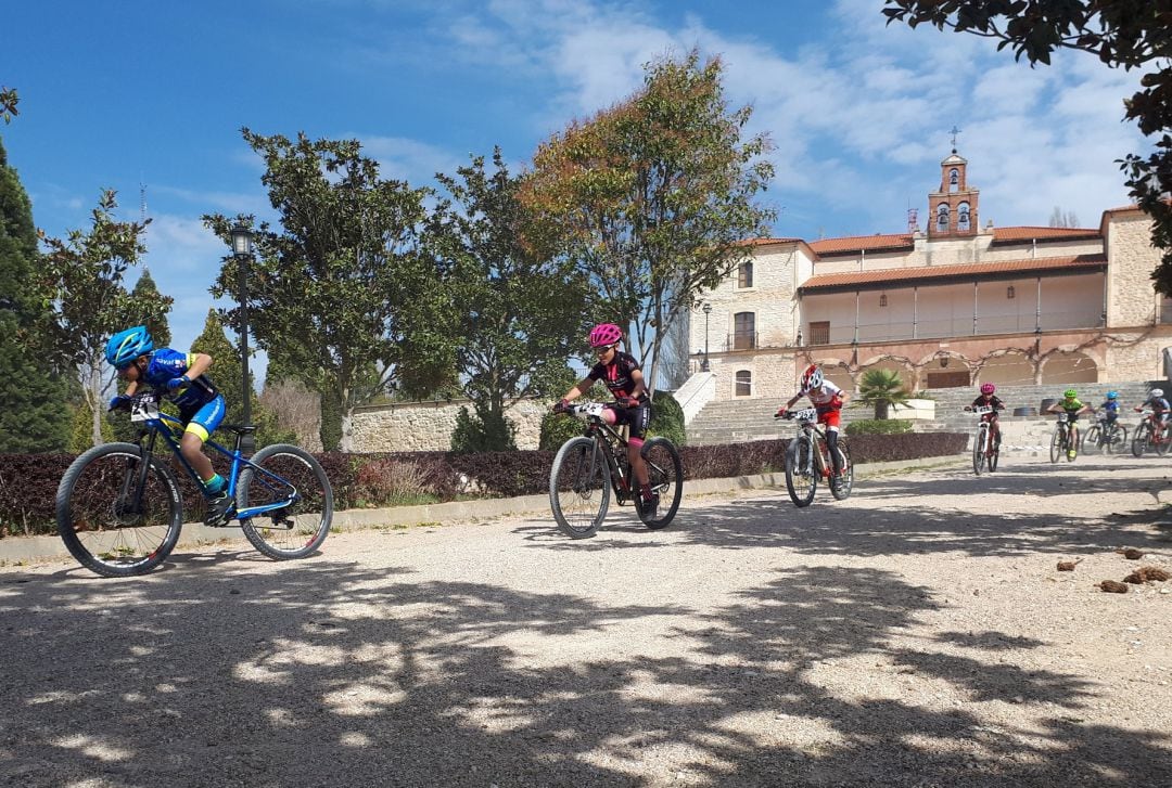 Los participantes durante el recorrido en el parque de la Virgen de las Viñas.