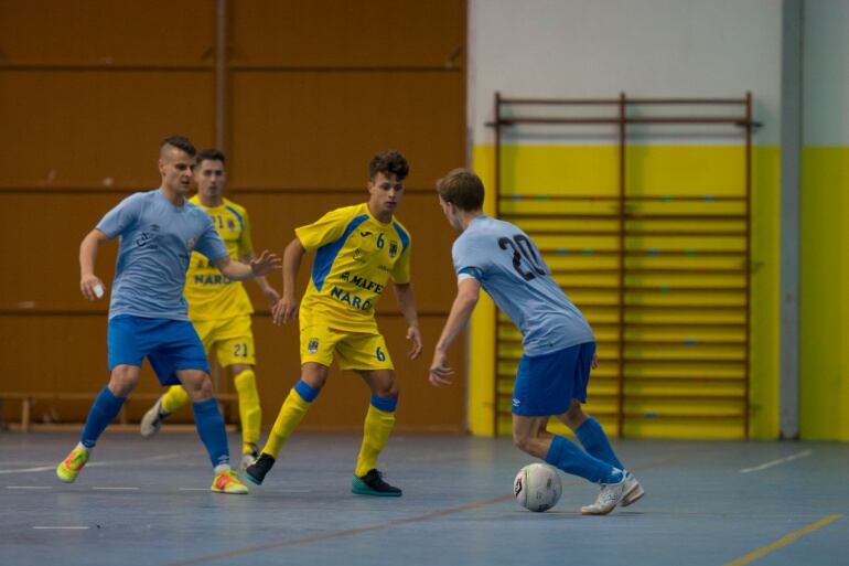 Santi, que abrió el marcador, conduce el balón en el partido ante el Narón