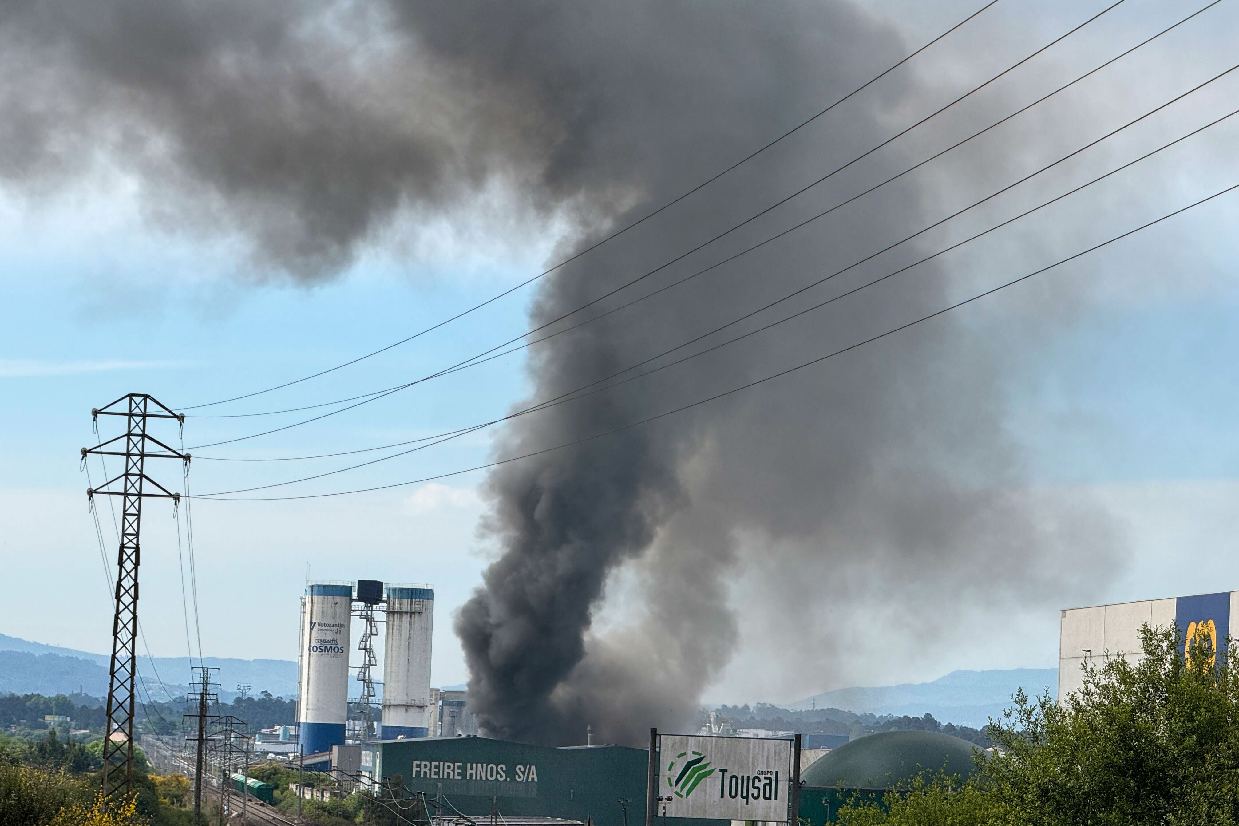 O PORRIÑO (PONTEVEDRA), 17/05/2025.- Un incendio en una nave de gestión de residuos de O Porriño (Pontevedra), del grupo González Couceiro y situada en el polígono de As Gándaras, ha obligado a activar este sábado el plan de emergencias. Hasta el lugar se han desplazado Bomberos, Guardia Civil, Policía Local y Protección Civil.  EFE/Sxenick
