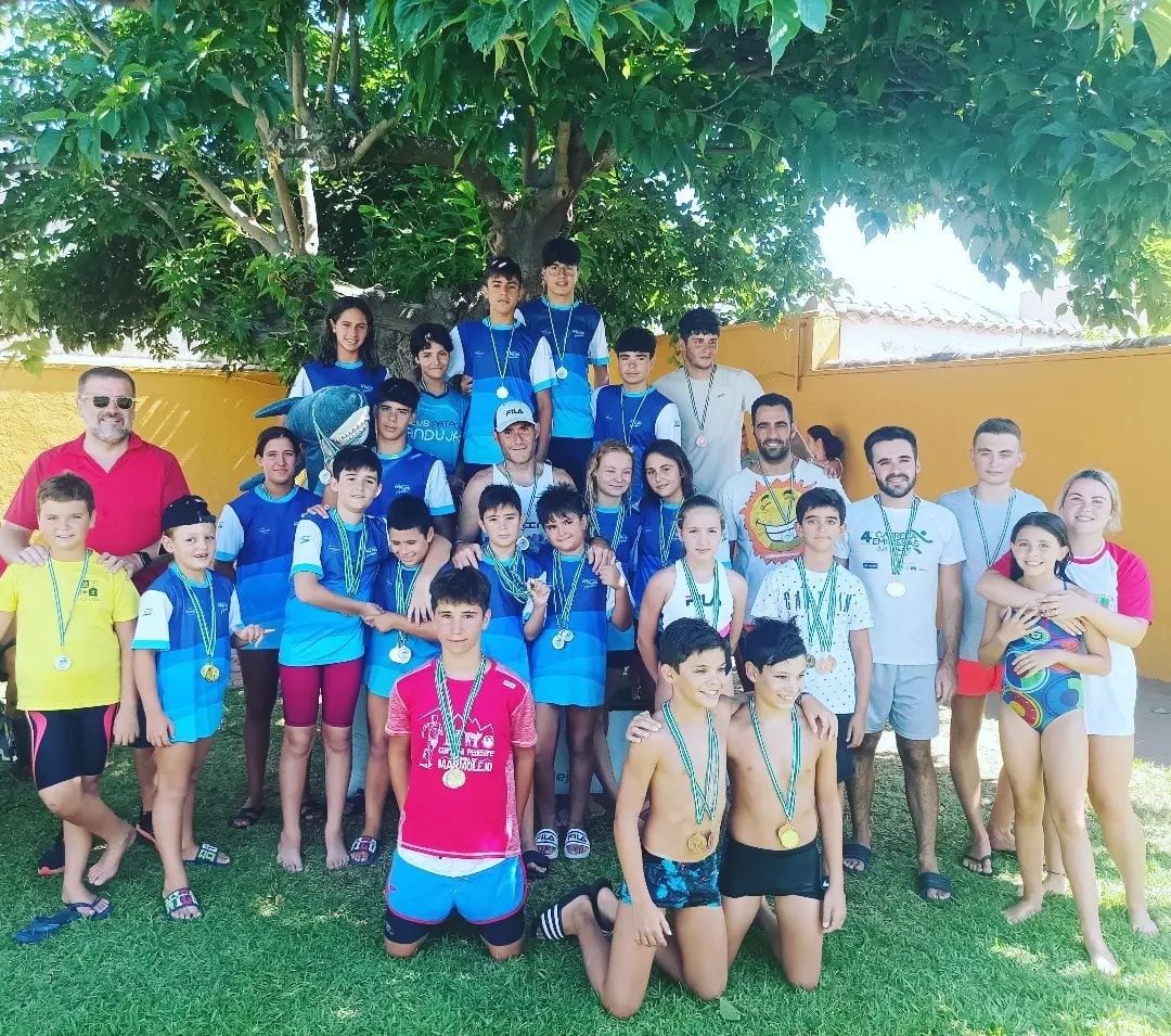 Participantes del Club Natación Andújar que lograron 32 medallas en el Torneo de Marmolejo.