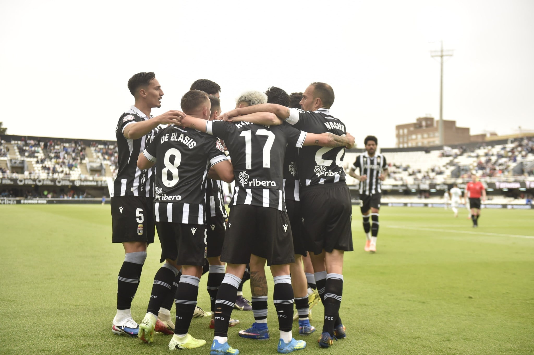 La plantilla del FC Cartagena celebra el gol al Antequera