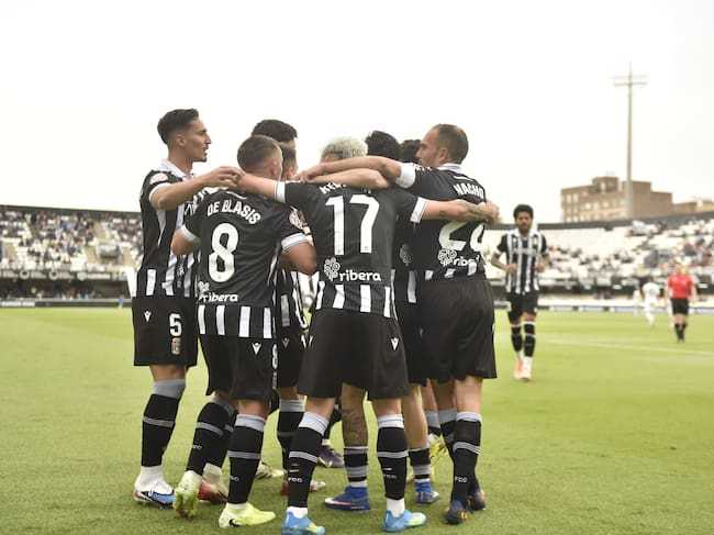 La plantilla del FC Cartagena celebra el gol al Antequera