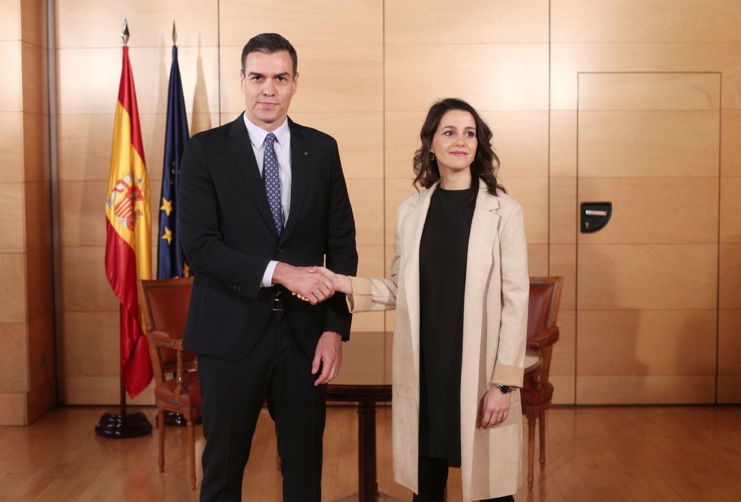 El presidente del Gobierno en funciones, Pedro Sánchez y la lider de Ciudadanos, Inés Arrimadas, posando juntos.