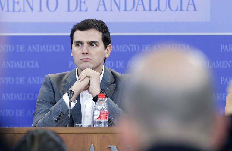 El líder de Ciudadanos, Albert Rivera, durante una rueda de prensa en Sevilla de este jueves tras las reuniones. 