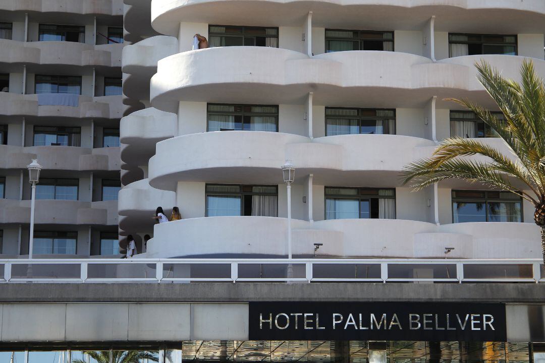 Dos jóvenes en un balcón del hotel Palma Bellver.