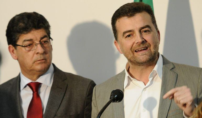 GRA312. SEVILLA, 26/01/2015.- El coordinador general de IU Andalucía, Antonio Maíllo(d) y Diego Valderas, durante la rueda de prensa que ha ofrecido esta tarde, tras la ruptura del pacto de gobierno entre ambos y el anuncio de elecciones anticipadas por p