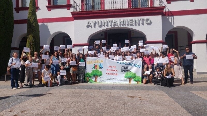 Familias afectadas por el cierre de la Escuela Infantil y Primaria &#039;El Ardal&#039; se concentran ante el Ayuntamiento de San Sebastián de los Reyes