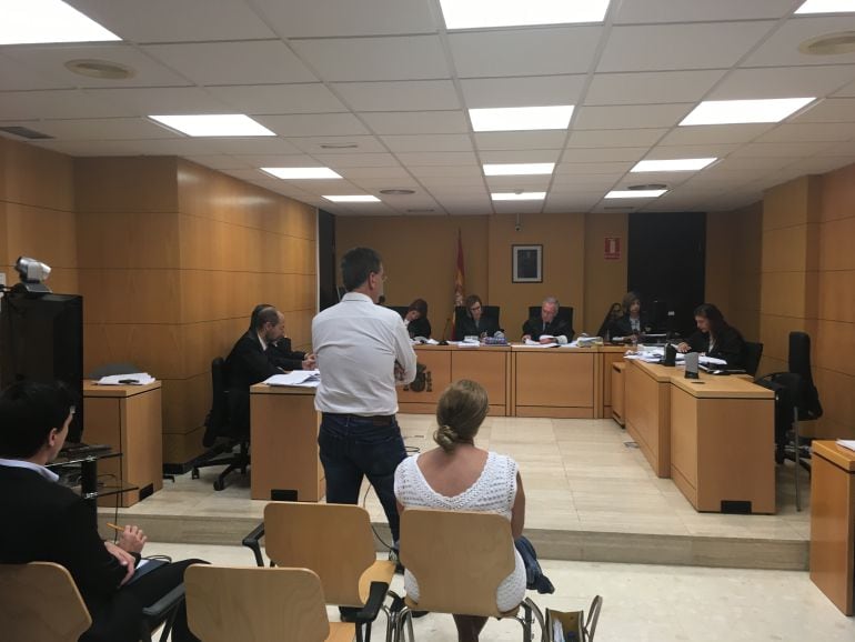 El ex alcalde de Arona, Jose Alberto González Reverón, testificando ante el tribunal. 