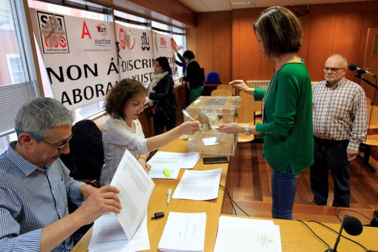 Los funcionarios de la administración de justicia en Galicia votan el preacuerdo alcanzado entre la Xunta y cuatro de los siete sindicatos que conformaban el comité de huelga, que ha supuesto la ruptura sindical y que puede poner fin a la huelga indefinid