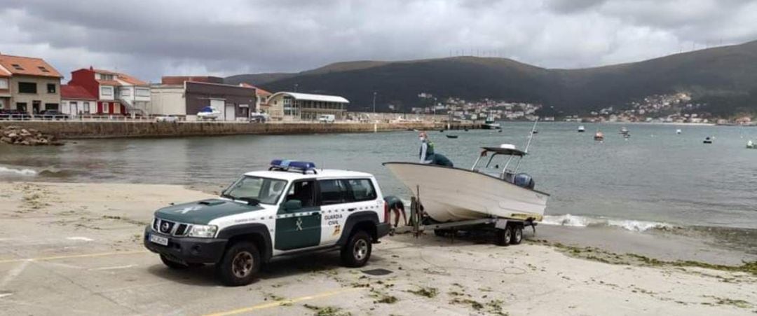 Patrulla da Garda Civil recolle a embarcación