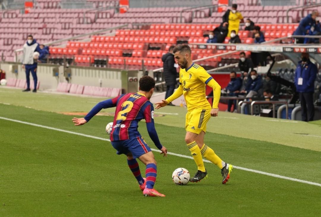 Perea encara a Dest en el partido ante el Barcelona.