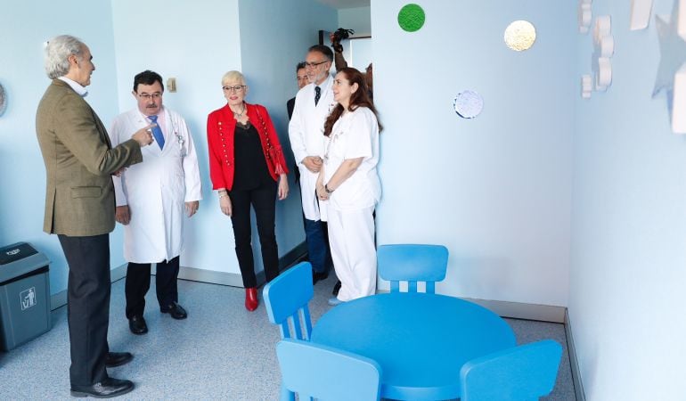 El consejero de Sanidad junto con la concejala de Salud de Leganés y el equipo médico de Ginecología del Hospital Severo Ochoa.