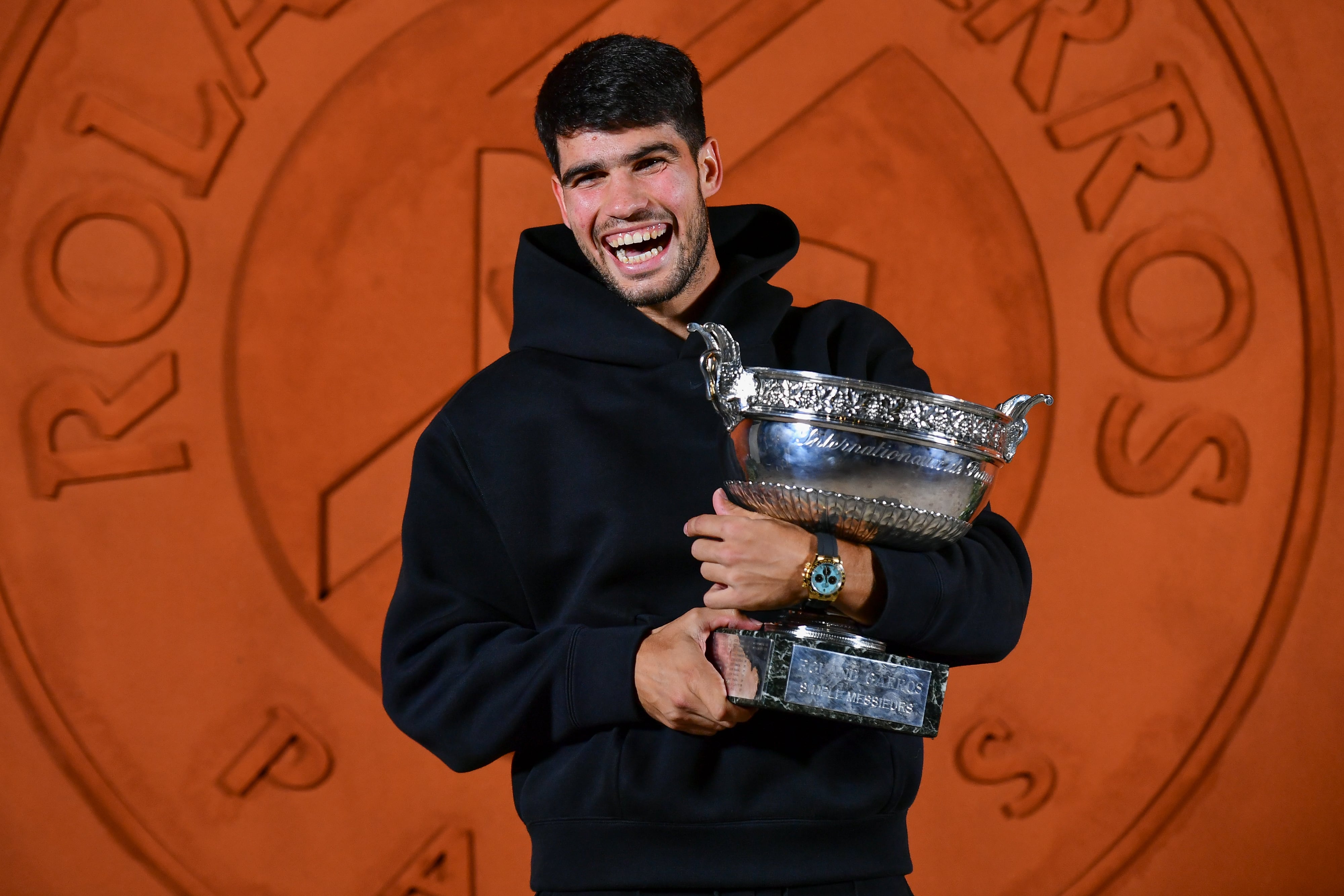 Carlos Alcaraz posa junto a la 'ensaladera' de Roland Garros después de conquistarlo ante Jannik Sinner