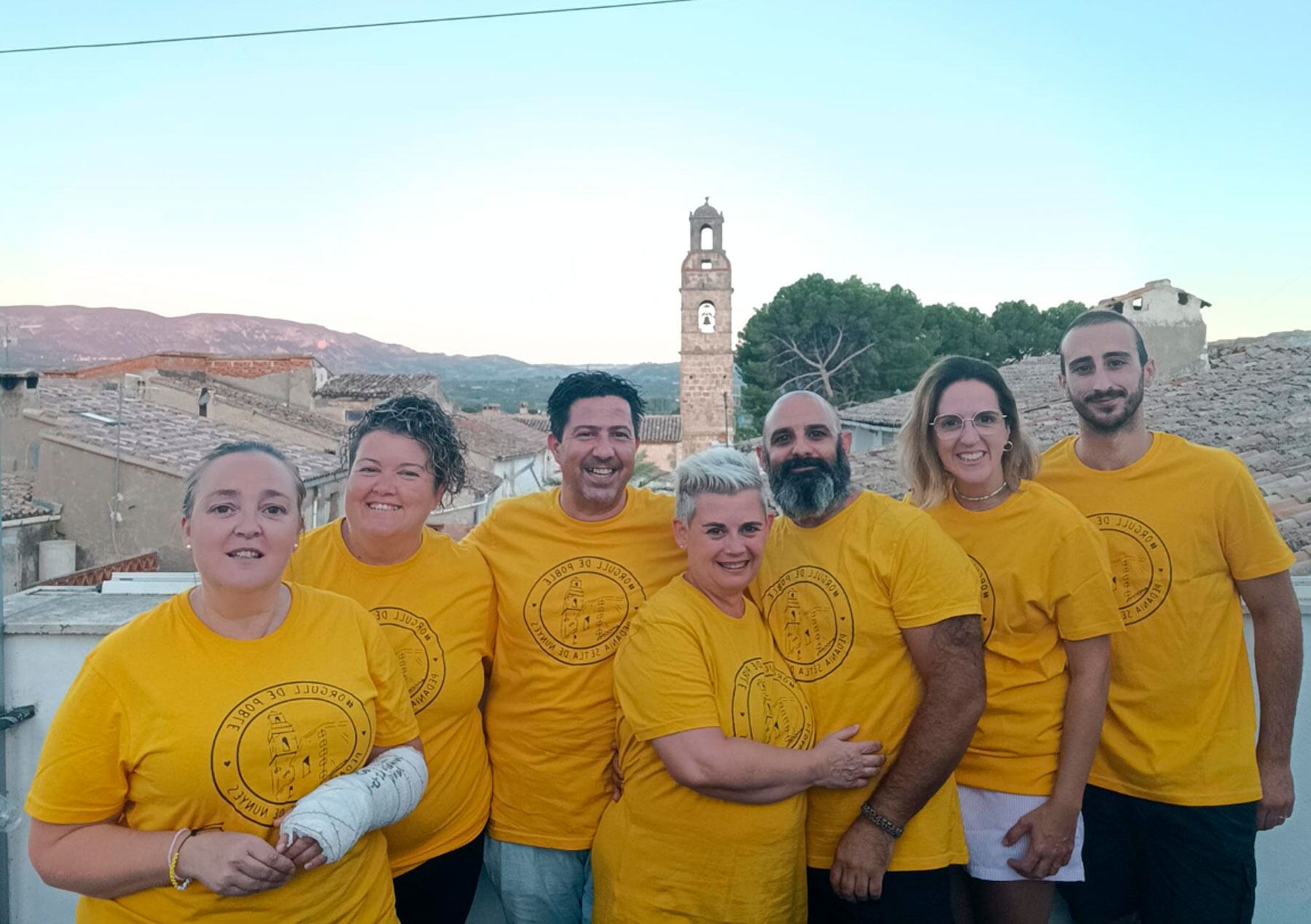 Javier Berenguer, en el centre de la imatge, junt als components de la junta de festes