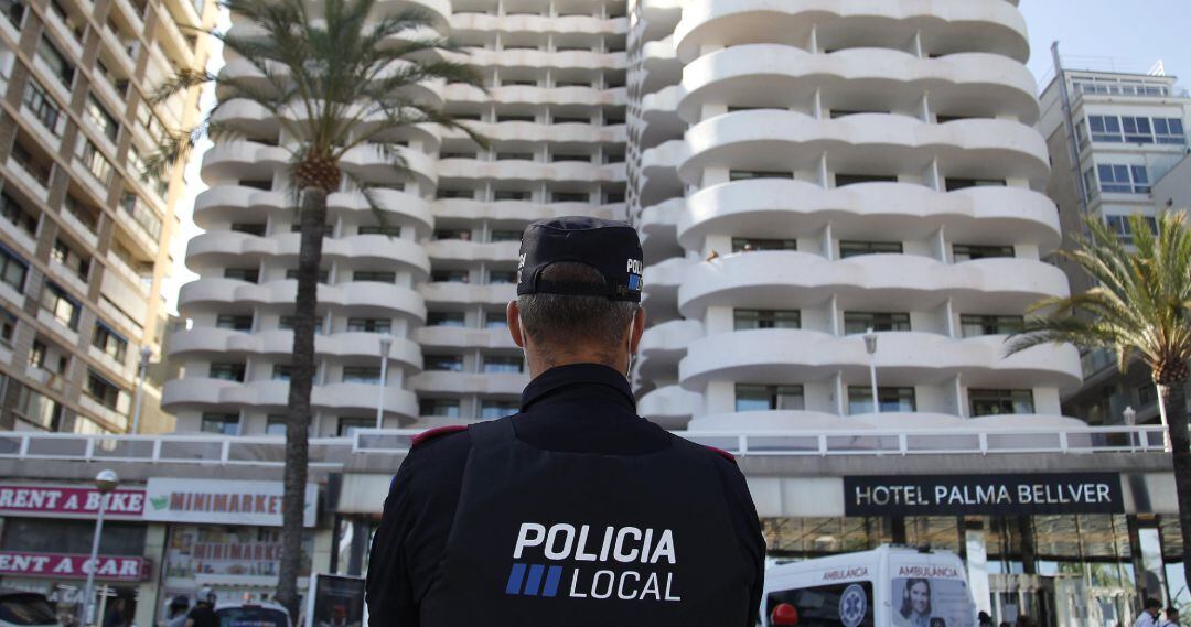 Un policía local hace guardia frente al hotel Palma Bellver, donde estaban confinados 249 jóvenes que han tenido relación directa o indirecta con el brote de un viaje de estudios a Mallorca