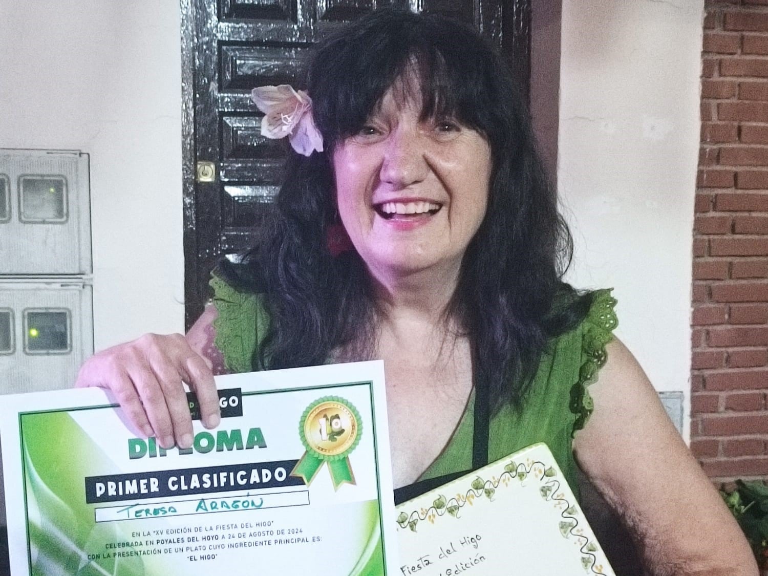 Teresa con el premio