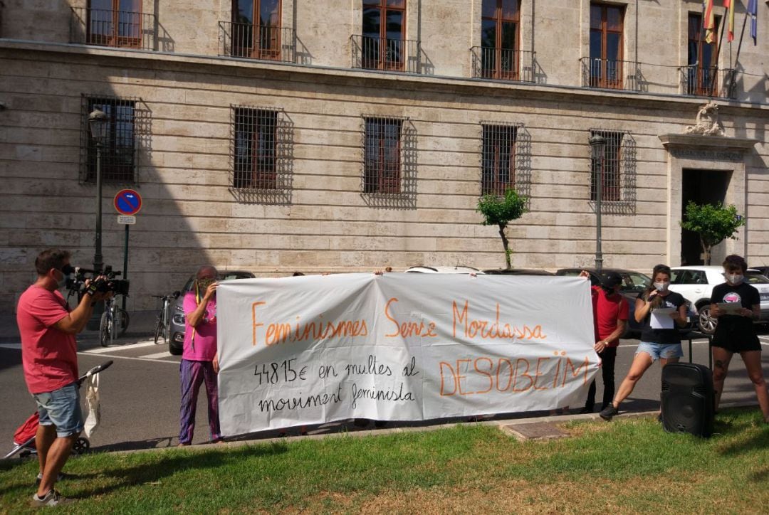 Las feministas valencianas se enfrentan al primer juicio por las multas del 8M 