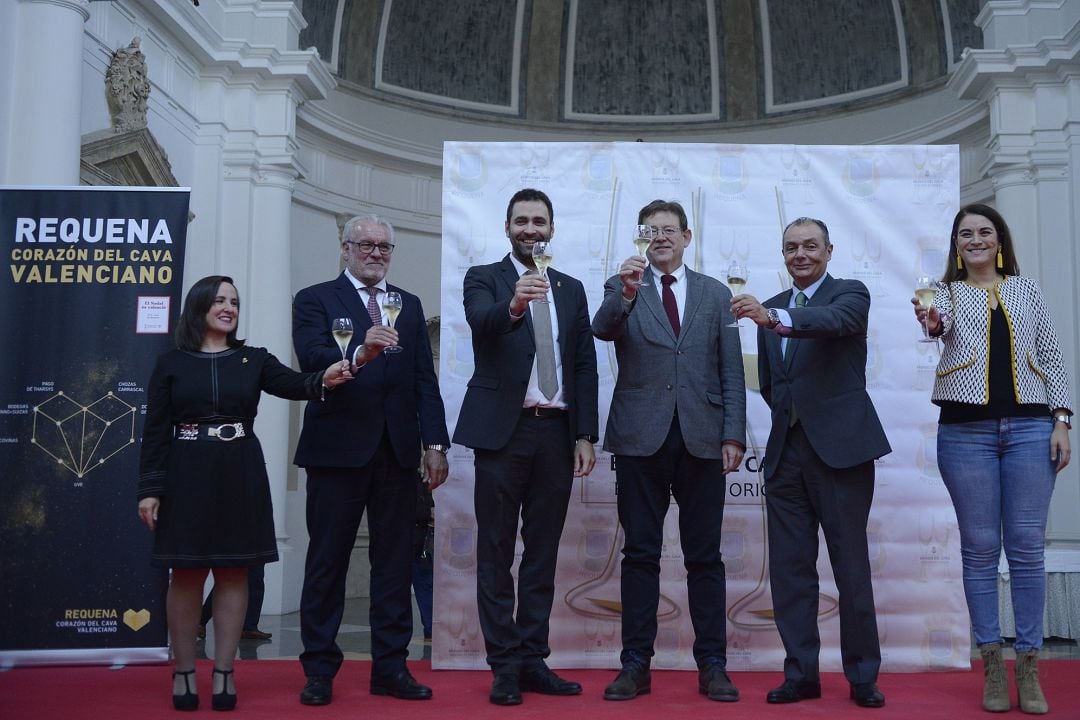 El jefe del Consell, Ximo Puig, ha participado en el V Brindis con Cava de Requena, en el que se ha nombrado como embajador del cava de Requena 2019-2020 al presidente de la Confederación Empresarial de la Comunitat Valenciana (CEV), Salvador Navarro