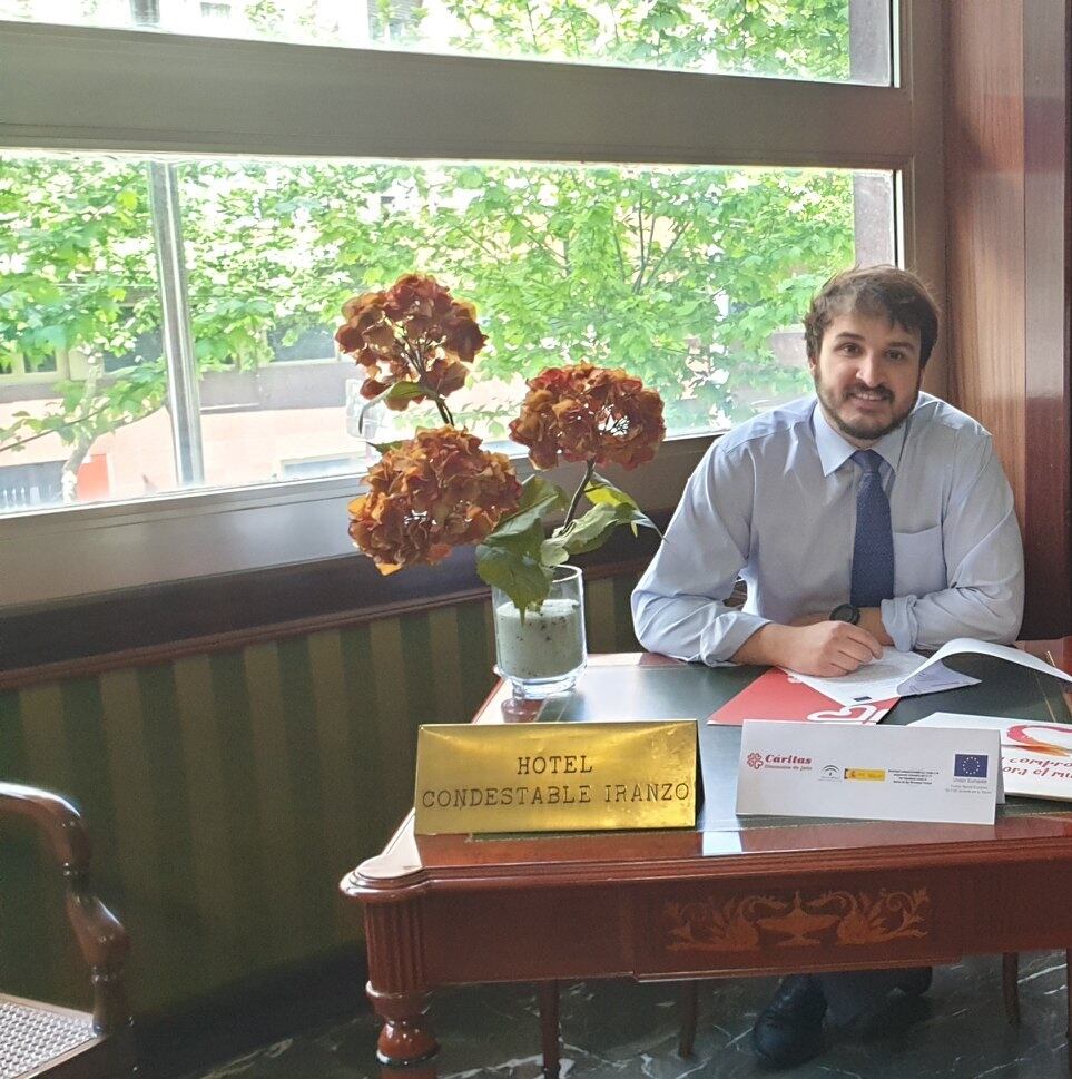 Carlos Guirao, director del Hotel Condestable, durante la firma de un convenio con Cáritas Jaén.