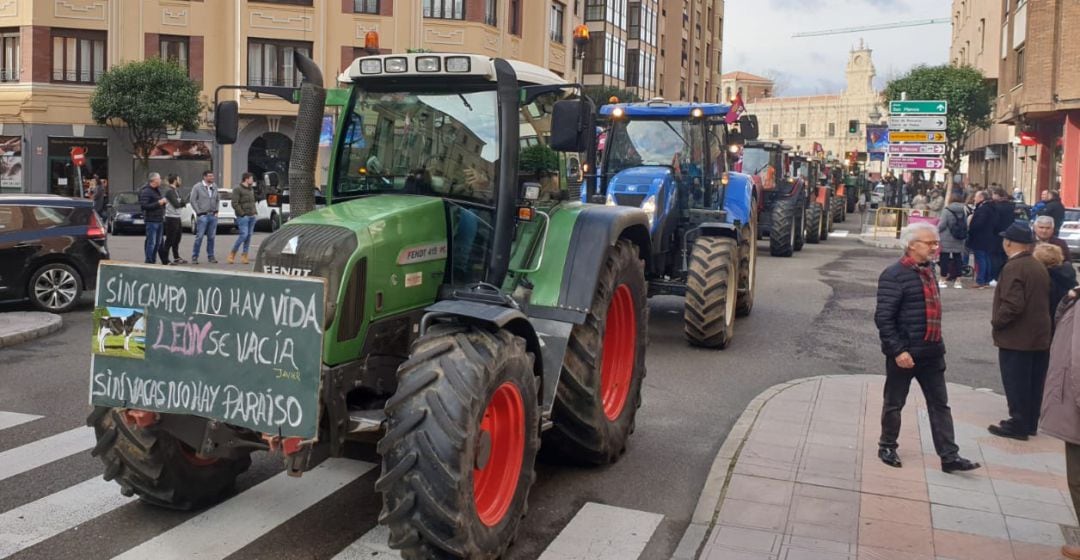 El sidnicato UGAL UPA se sumó con los tractores a la manifestación por el futuro de León
