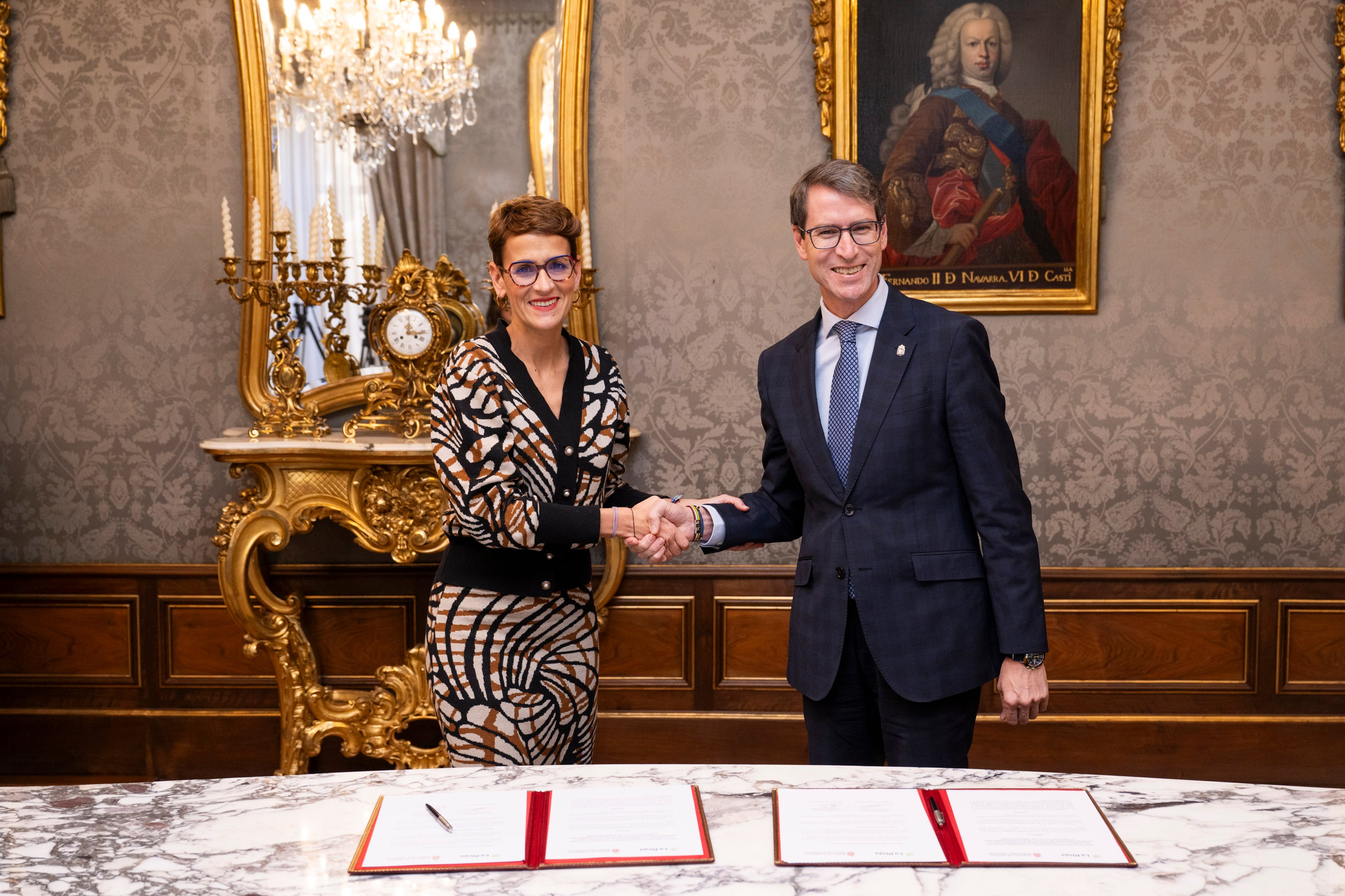 La presidenta de Navarra, María Chivite, y el presidente de La Rioja, Gonzalo Capellán, en el palacio de Navarra.